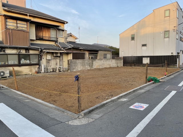 家を壊すべき？そのまま売るべき？更地vs家付き売却のメリット・デメリット解説