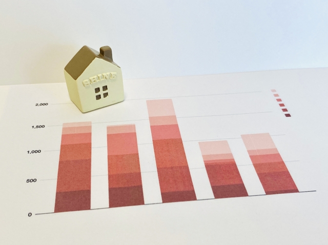 家を壊すべき？そのまま売るべき？更地vs家付き売却のメリット・デメリット解説